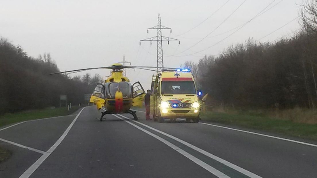 Een traumahelikopter en ambulance op de N36