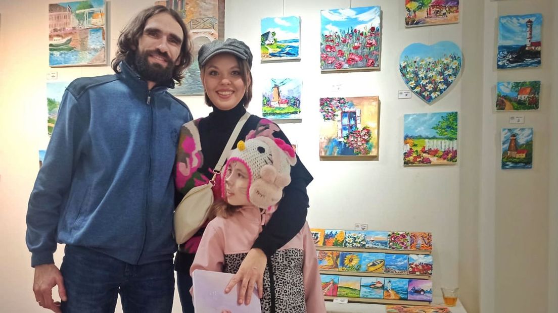 Dmitry, Oksana en hun dochter Tanya hebben in Nederland al tientallen schilderijen gemaakt