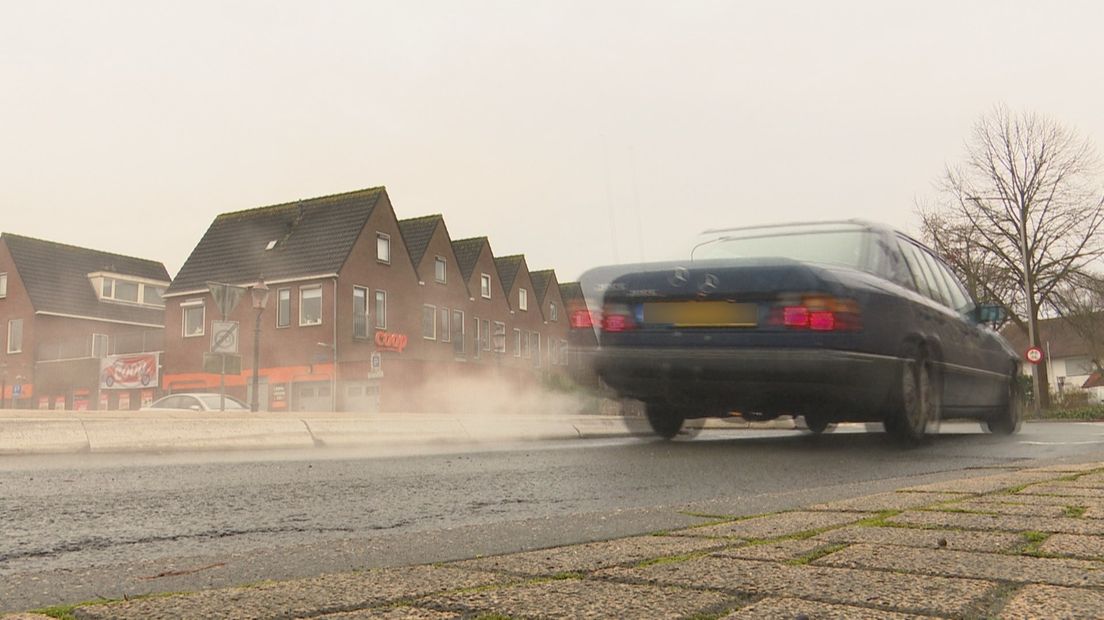 Veel auto's passeren relatief snel de oversteekplaats in het dorp