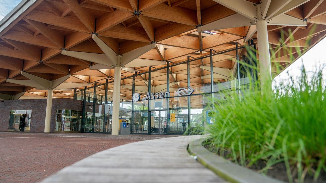 Treinstation Assen, stationsgebouw