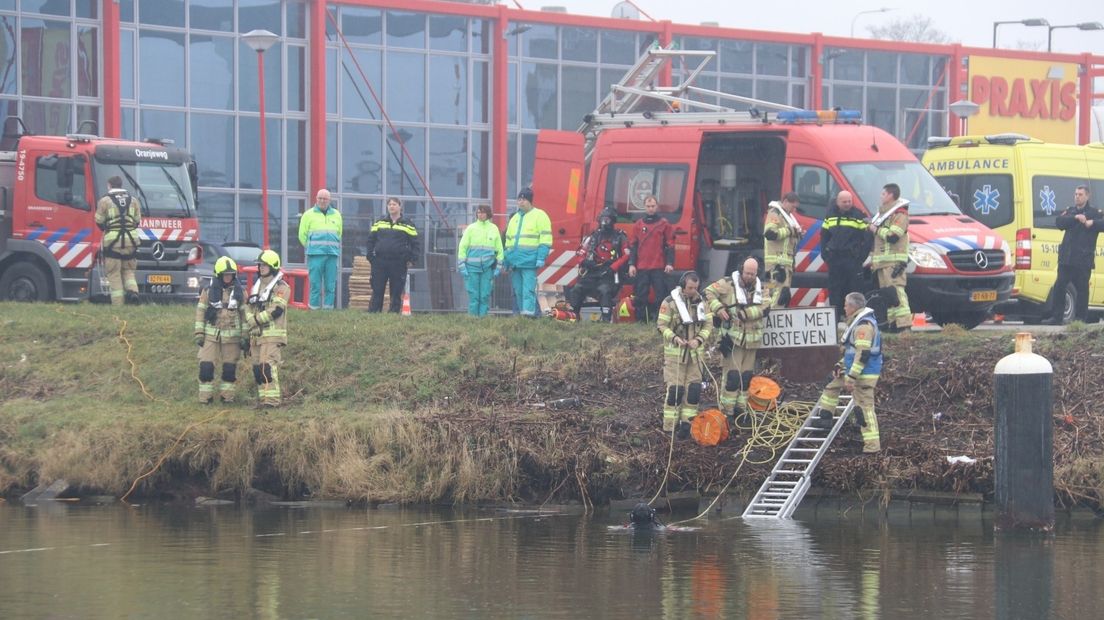 Hulpdiensten in actie na melding over auto te water