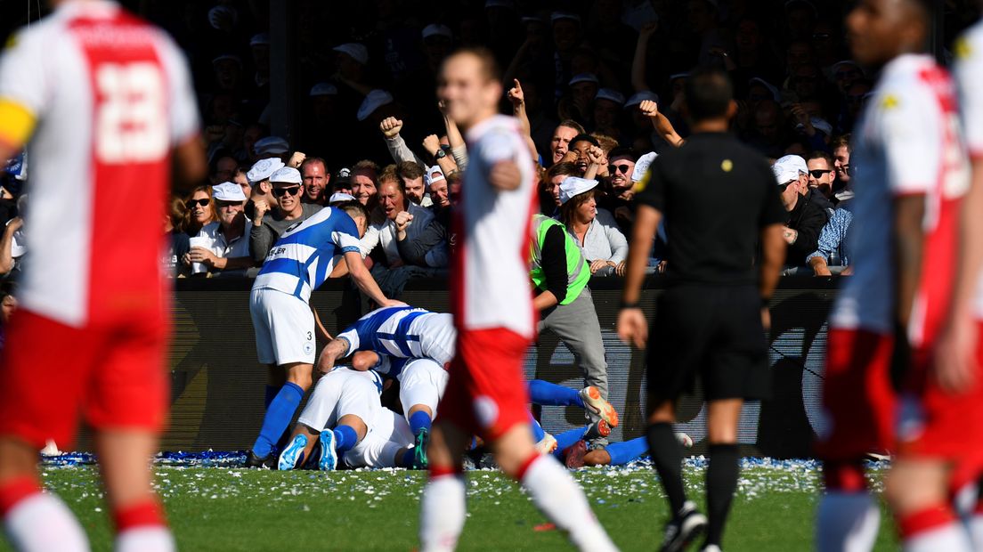 Spakenburg juicht na een goal in de derby