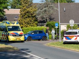 Fietsster gewond in Emmen na botsing met auto