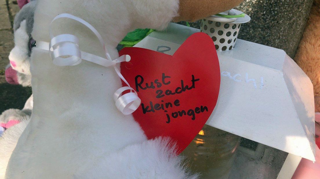 Een kaartje aan een knuffel bij de gedenkplek voor de 4-jarige Bam