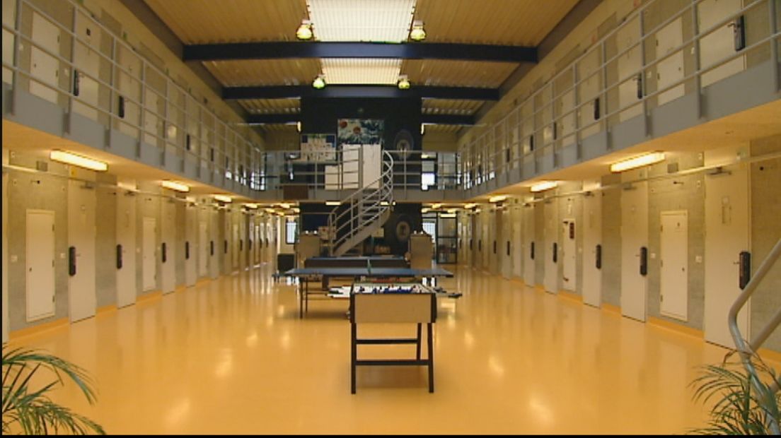Cipiers en gevangenen wisselen van plaats (video)