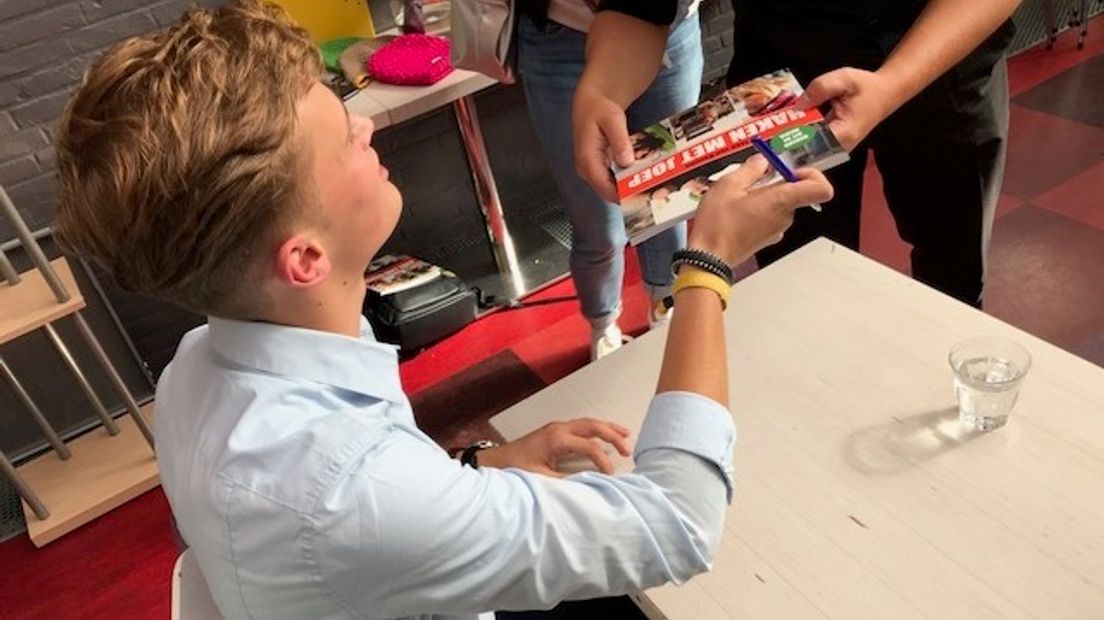 Joep (17) wil internationaal met zijn haakboek