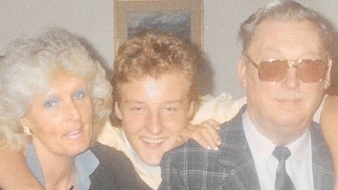 Eddy Kok (rechts) met zoon Mark en moeder Irene van Zanen