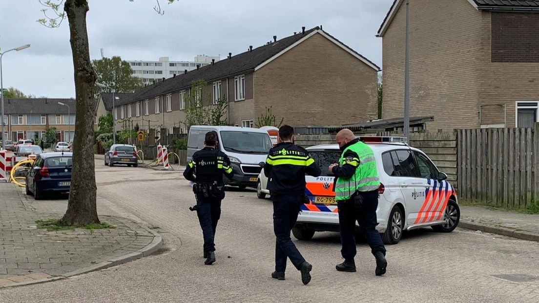 De politie na actie na de schietpartij in de Iepenstraat in Oost-Souburg.