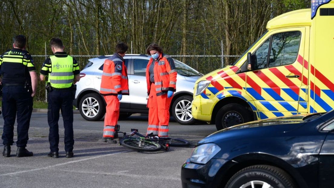 Hulpdiensten bij de fiets van het aangereden kind