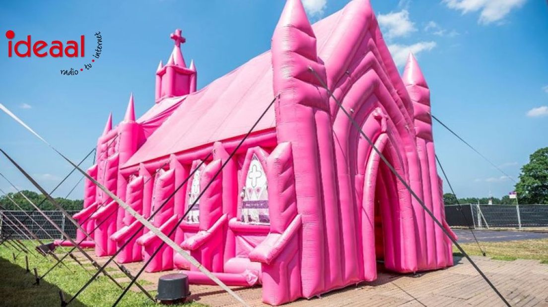 Vorig jaar kon er worden getrouwd in een roze opblaaskerk.