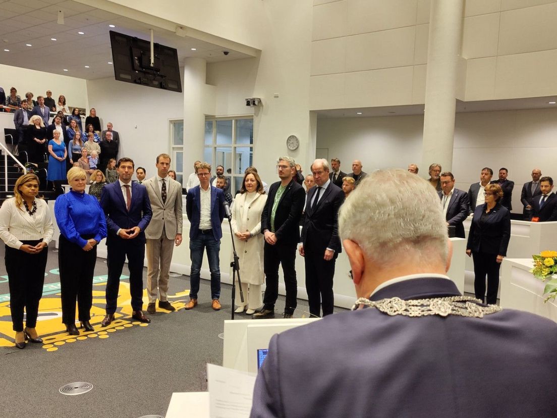 'Dat verklaar en beloof ik' en 'Zo waarlijk helpe mij God almachtig': acht wethouders beëdigd