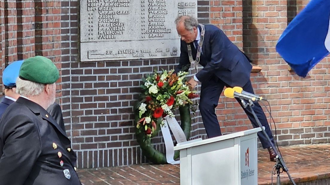 Burgemeester Lenferink van Leiden legt een krans neer bij het monument