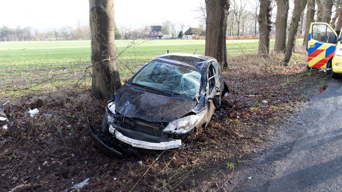 Auto zwaar beschadigd in sloot bij Wierden