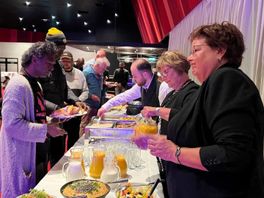 Smikkelen en smullen in Holland Casino Enschede; tientallen dak- en thuislozen krijgen Pinksterontbijt