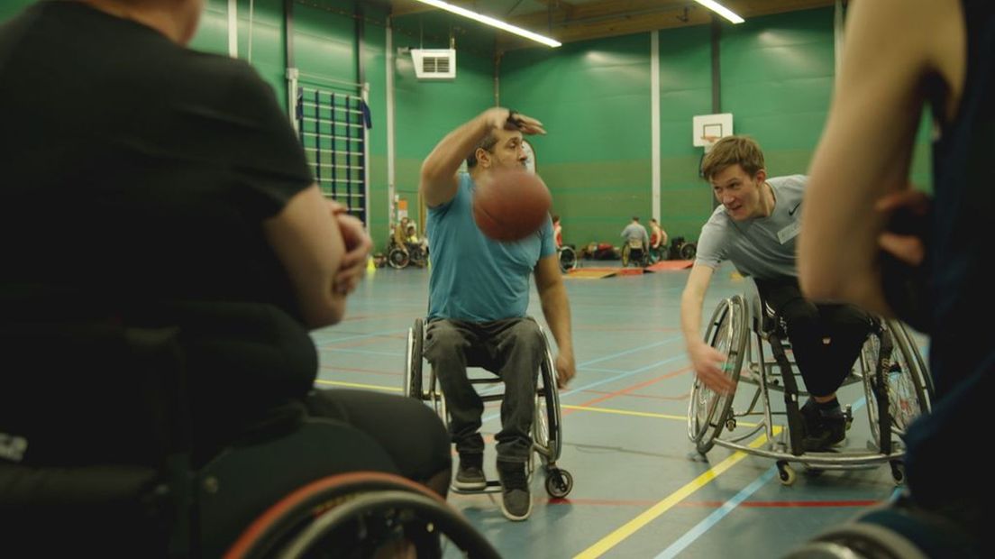 Deelnemers krijgen les van oud-paralympisch basketballer Mustafa Jebari.