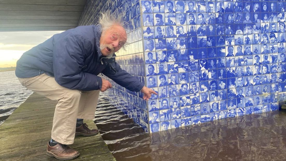 Jaap Nienhuis bij het Elfstedenmonument in Gytsjerk