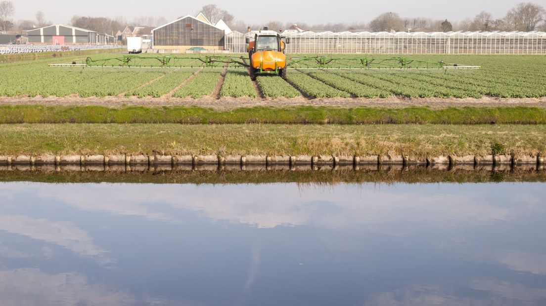 Boer_akker_bestrijdingsmiddel_water