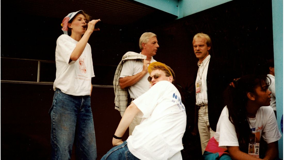 Twee Groningse studenten drinken na de wedstrijd een biertje. In het midden NOS-commentator Heinze Bakker
