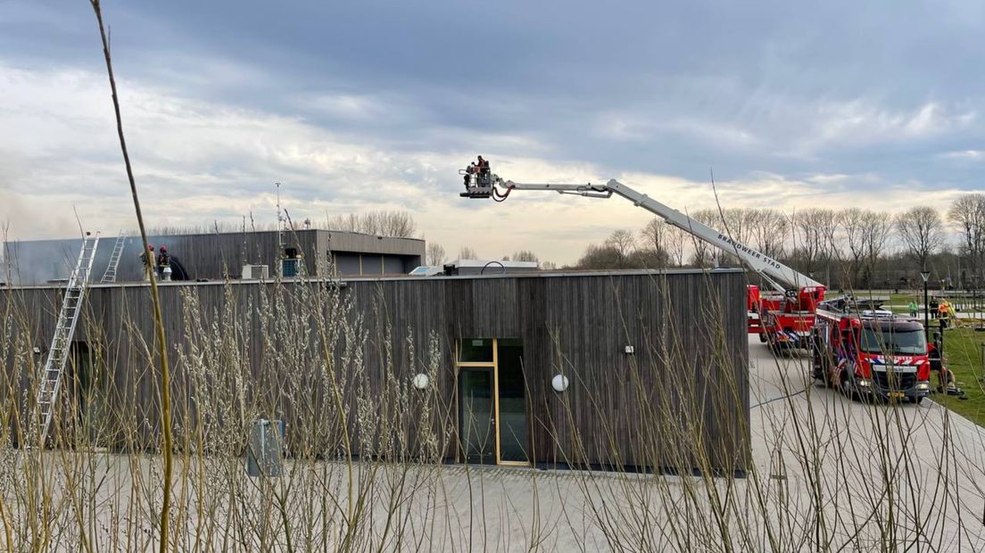 De brandweer bij het crematorium aan het Hoendiep