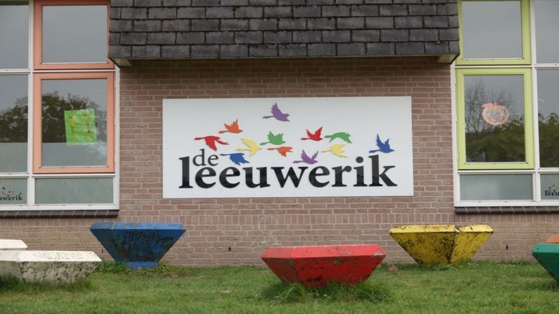 De leerlingen van de Leeuwerikschool spelen een belangrijke rol tijdens de onthulling van het beeld