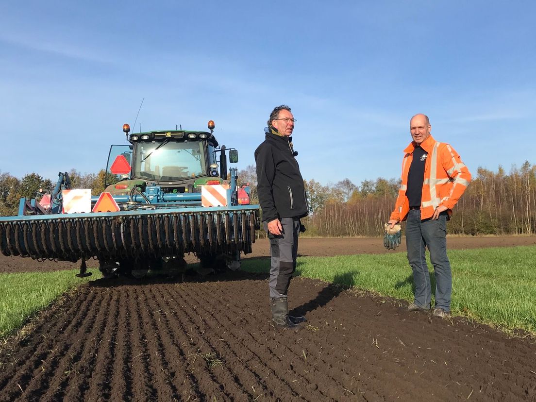 Henk Boer (links) is 'de boer' die als bedrijfsleider Hof van Rhee runt van de Herenboeren Assen (Rechten: RTV Drenthe / Margriet Benak)
