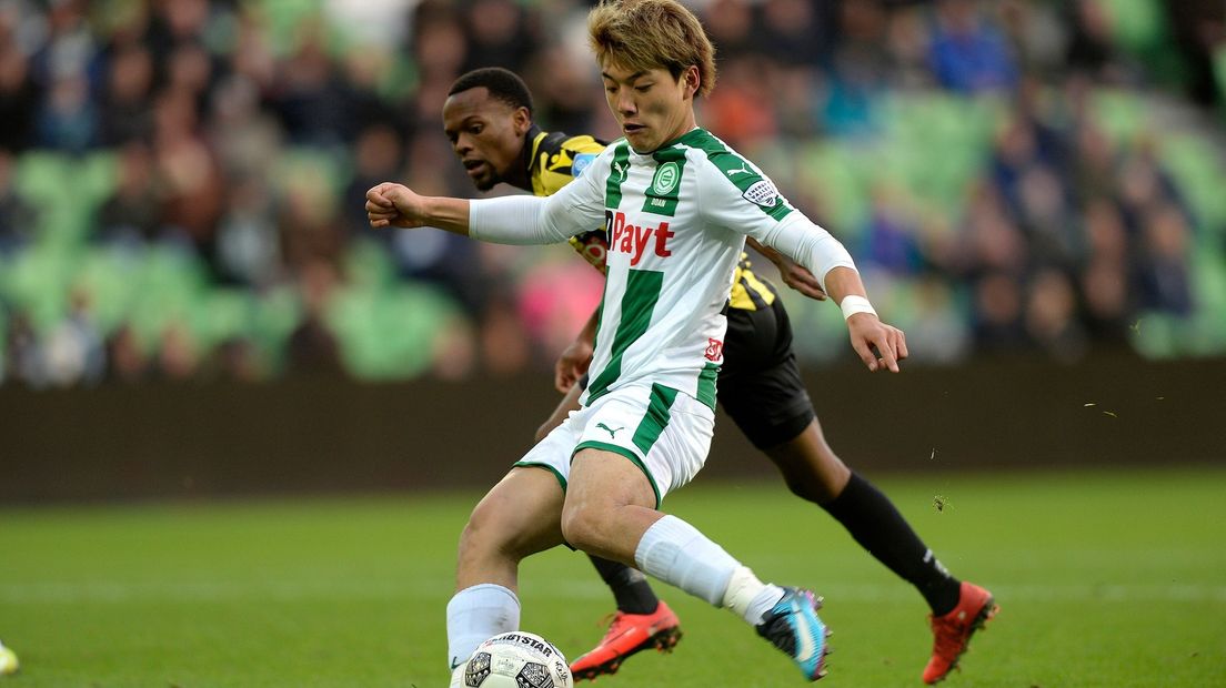 Ritsu Doan, hier in duel met Vitesse speler Serero, redde met zijn treffer de Groningse eer