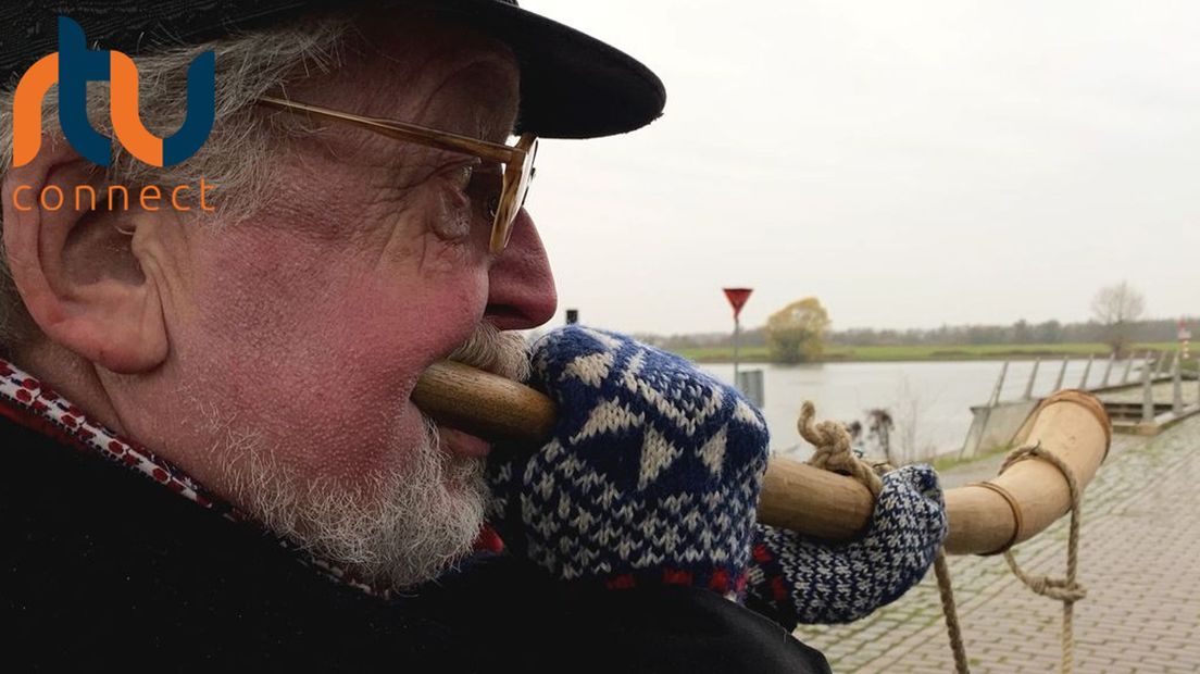 Arie Niks terwijl hij 'De oude roep' speelt voor de wandelaars