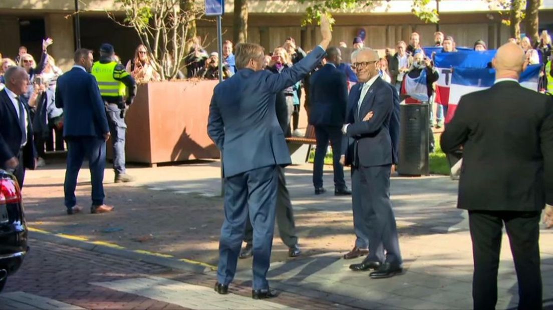 Demonstranten joelden de koning uit bij zijn bezoek aan het Radboudumc in Nijmegen.