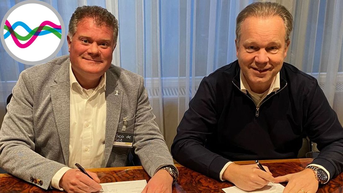 Nico de Witt en Ton van Veen (CEO Jumbo) tekenen overeenkomst