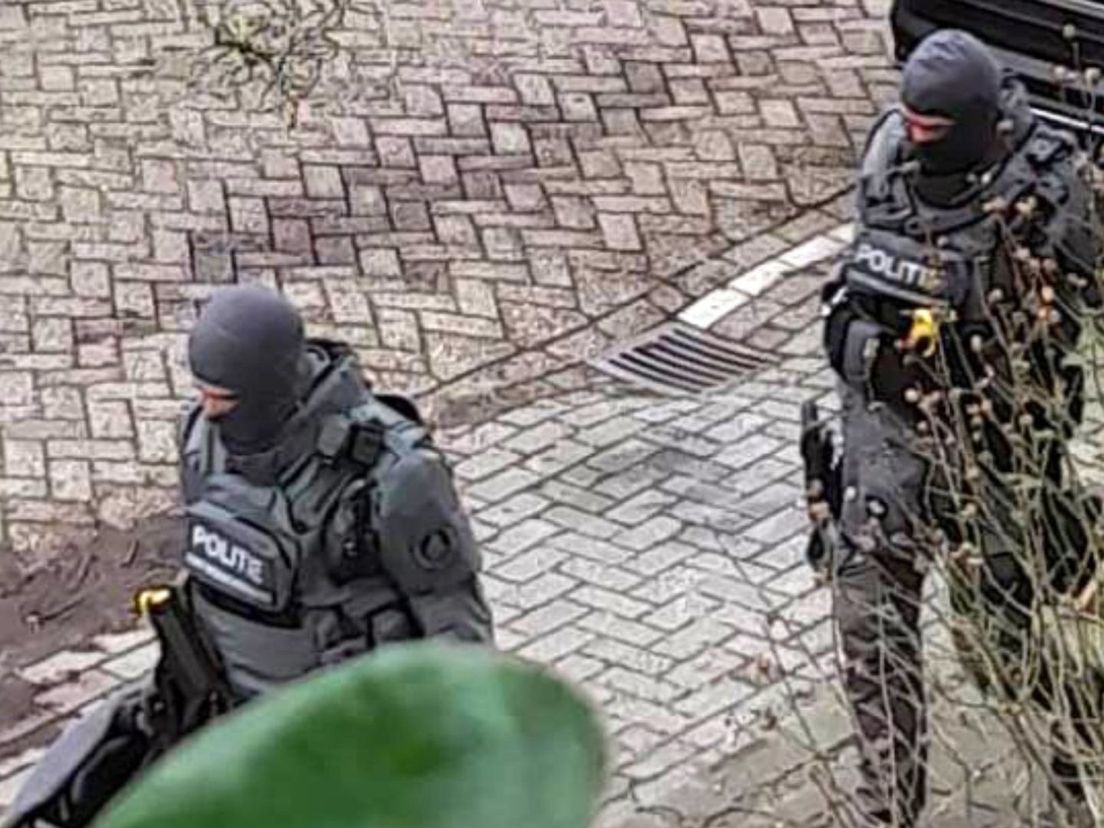 Leden van het arrestatieteam bij een inval