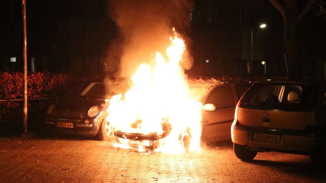 Ook aan de Van Echtenstraat staat een auto in brand (Rechten: De Vries Media)