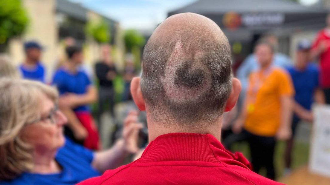 Special Olympics-deelnemer Jimmie heeft zich een speciaal vlam-kapsel aan laten meten.