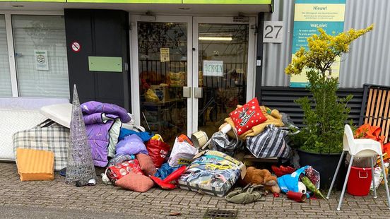 Kringloopwinkels balen van gedumpte spullen voor de ingang: ‘Het is echt idioterie’