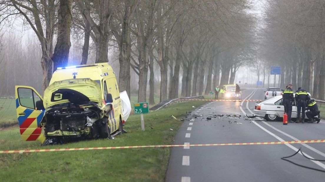 De ambulance en de personenauto kwamen frontaal met elkaar in botsing.