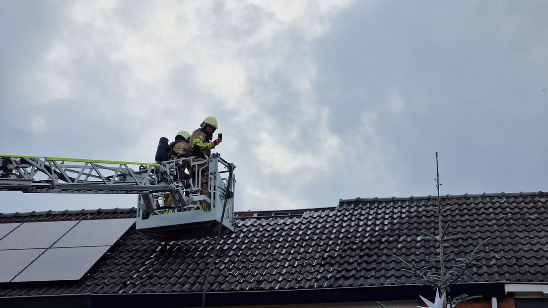 De brandweer moest een gat in het dak van een woning in Borne maken om het vuur te kunnen blussen.