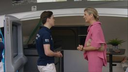 Máxima deelt kampeerervaring bij bezoek aan NXP