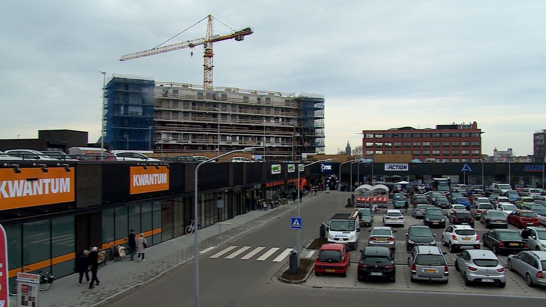 De winkels van het Kennedy Retailpark zijn al klaar. Aan de appartementen erboven wordt nog gewerkt