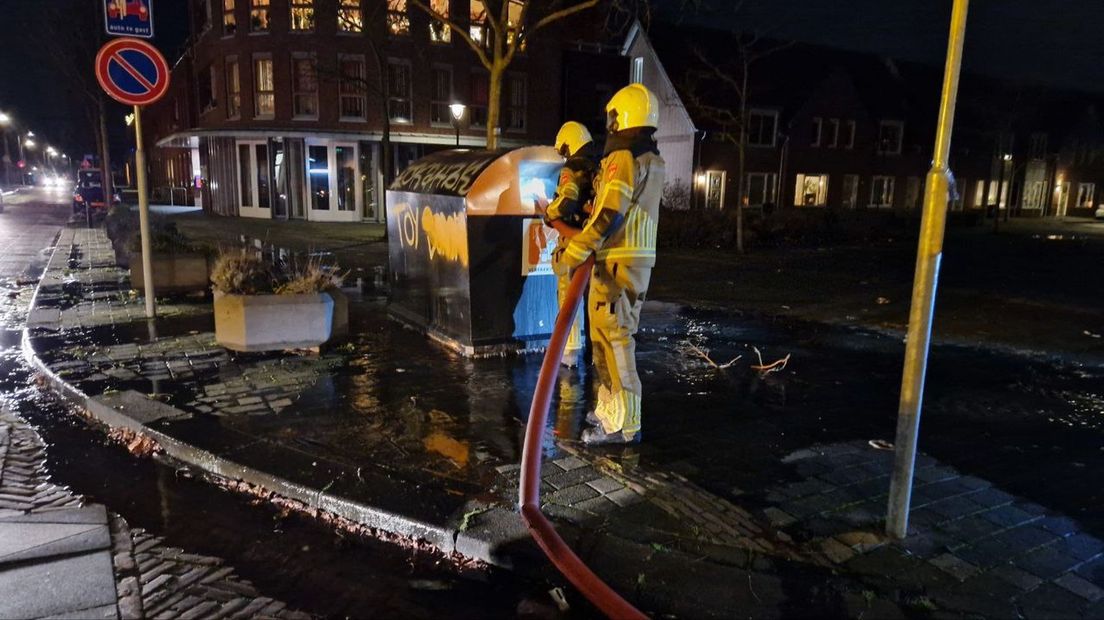 Een containerbrand op de hoek van de Usselerweg en Dr. Kostersstraat in Enschede