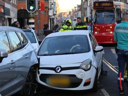 Automobilist belandt op geparkeerde auto in bocht van Prins Willemstraat, bestuurder naar ziekenhuis