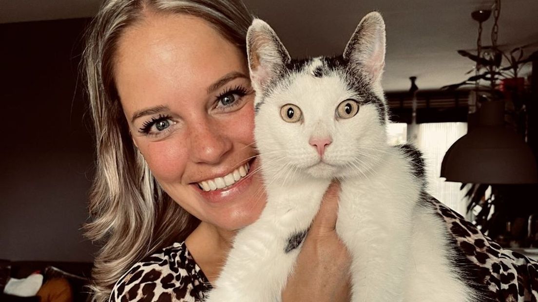 Michelle met haar kater Bink.