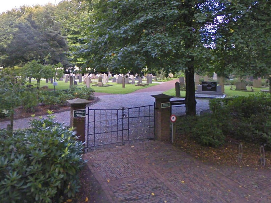 Op de Algemene Begraafplaats in Diever zijn verkeerde grafstenen opgeruimd (Rechten: Google Streetview)