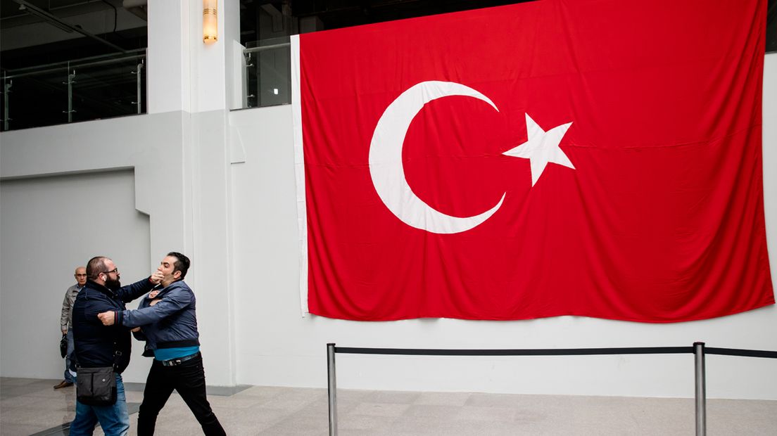 Twee mannen op de vuist bij stemmen Turks referendum