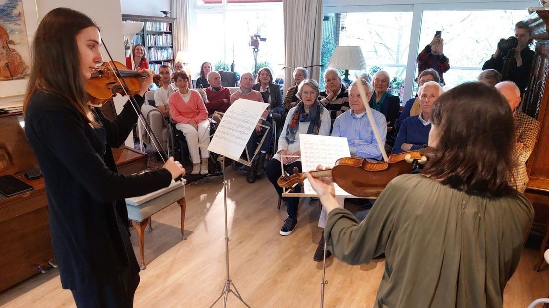 Topviolisten Francisca Portugal en Yuki Hayakashi tijdens het huiskamerconcert
