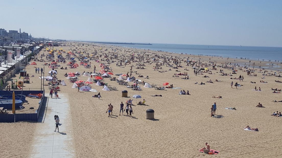 Mooi weer op strand Scheveningen