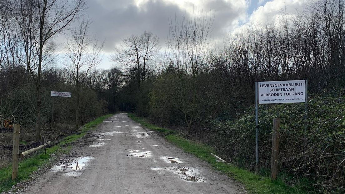 Behalve deze borden is er in het Kuinderbos niets te vinden dat aan paintball doet herinneren