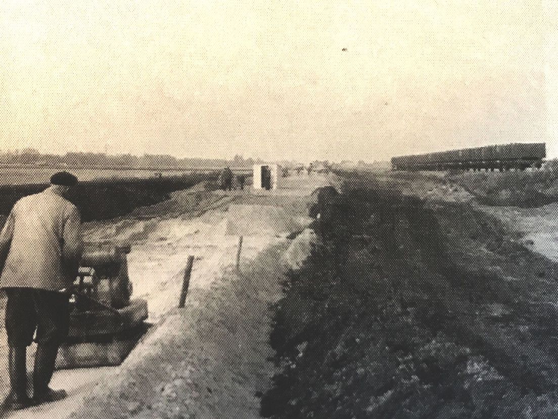 Aanleg van de N378. Het zand wordt aangetrild. Rechts de trein voor de zandaanvoer. (Rechten: Serge Vinkenvleugel/RTV Drenthe)