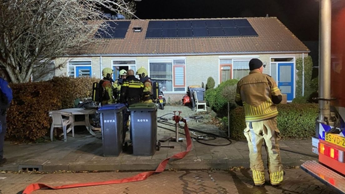 De bewoonster had rook ingeademd en is met een ambulance naar het ziekenhuis gebracht