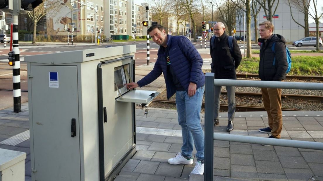 Wethouder Robert van Asten opent de vernieuwde kruising