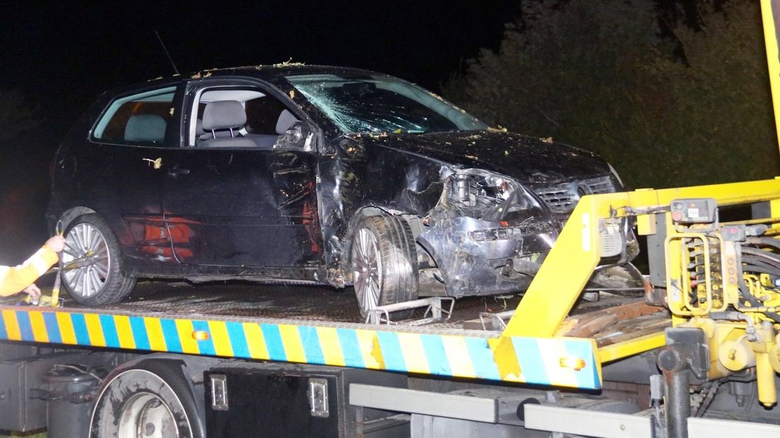 Beschadigde auto wordt weggesleept na eenzijdig ongeluk Aagtekerke
