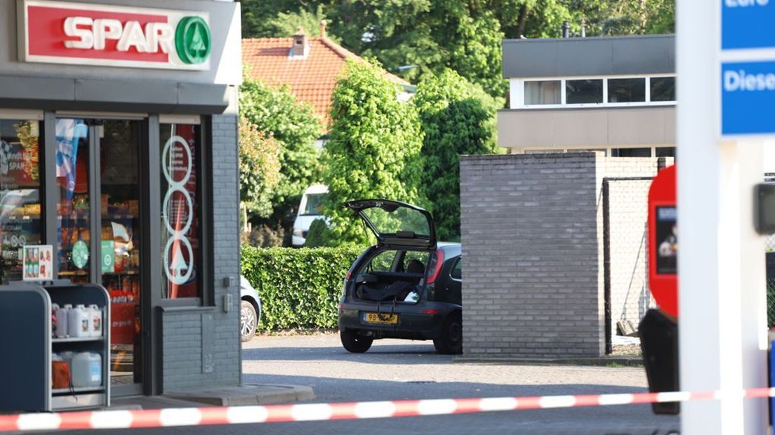 De auto bij het tankstation in Waardenburg.